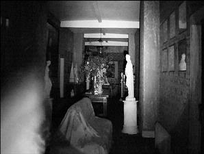 Gambar (pojok kiri) yang diyakini roh halus dari seorang bocah terekam dalam hasil jepretan kamera yang menggunakan perangkat elektronik ciptaan Paul Rowland