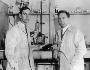 American inventors Leopold Godowsky Jr. (1900 - 1983) and Leopold Damrosch Mannes (1899 - 1964), who invented the slide film Kodachrome together, in a laboratory in Rochester, New York, circa 1935. (sumber : http://www.life.com/image/83912752 )