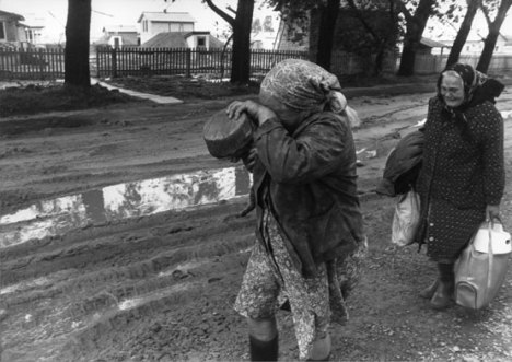 Penduduk meninggalkan kotanya (http://ve.kalipedia.com/geografia-espana/tema/centrales-nucleares-caso-chernobil.html?x1=20070410klpgeodes_65.Kes)